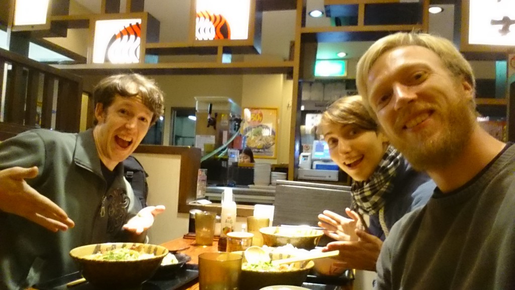 Josh, Sandra und ich beim Essen. Yammi :)