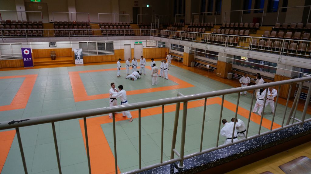 Die Hälfte der Haupthalle des Kodokan in Tokyo, Japan. Links zu sehen auch der Ehrenplatz für Kano Shihan