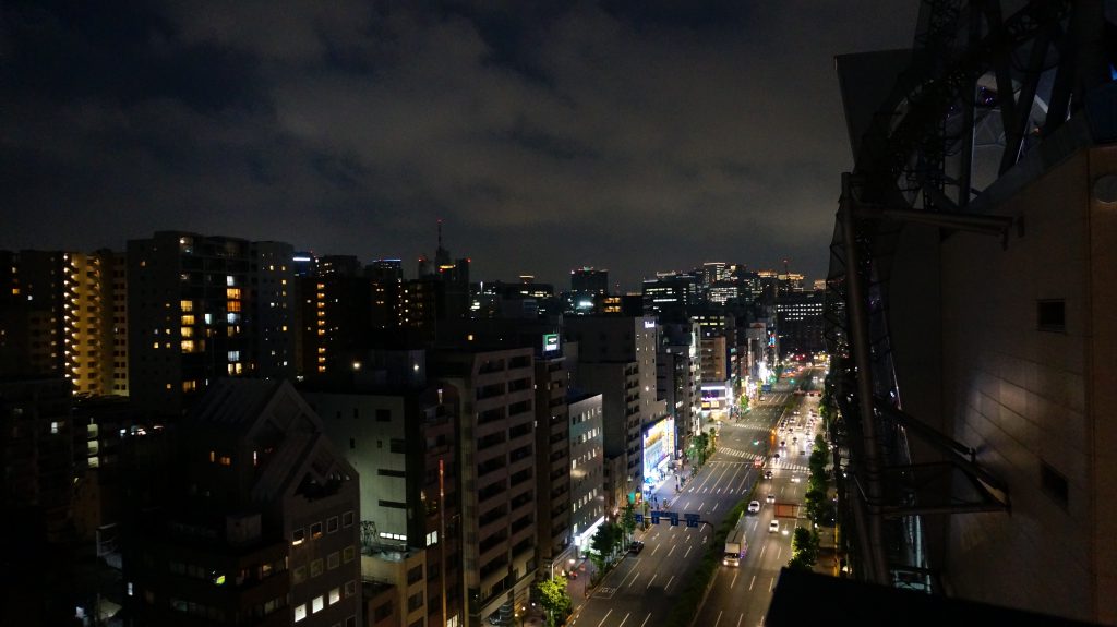 Die nächtliche Aussicht vom Dach des Kodokan in Tokyo, Japan. Nach dem Judotraining sehr entspannend.