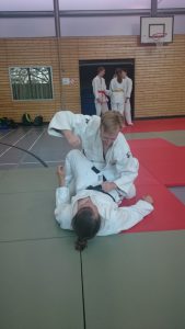 Selbstverteidigung in der Judo Dan Prüfung - Verteidigung in der Bodenlage gegen Schläge