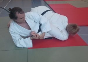 Selbstverteidigung in der Judo Dan Prüfung - die Verteidigung in der Bodenlage gegen Schläge kann unter anderem mit einem Hebel beendet werden.