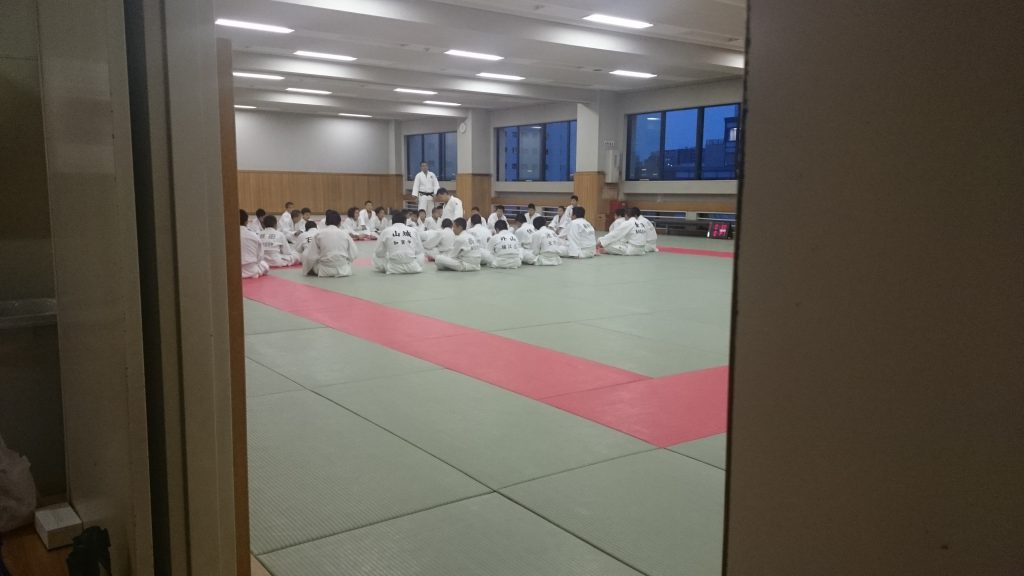 Judo Training im Kodokan in Tokyo, Japan. Ein weiteres Training in einem anderen Dojo gegenüber vom Kata Training