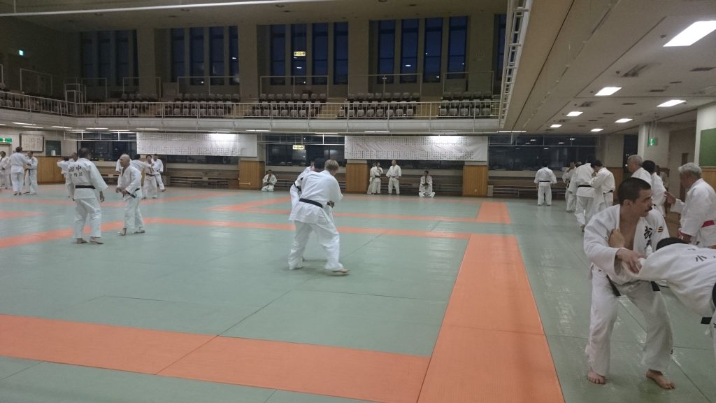 Judo Training im Kodokan Tokyo. Randori Training in der Haupthalle