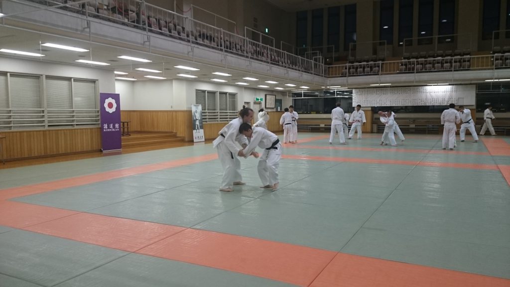 Judo Training im Kodokan Tokyo. Randori Training in der Haupthalle